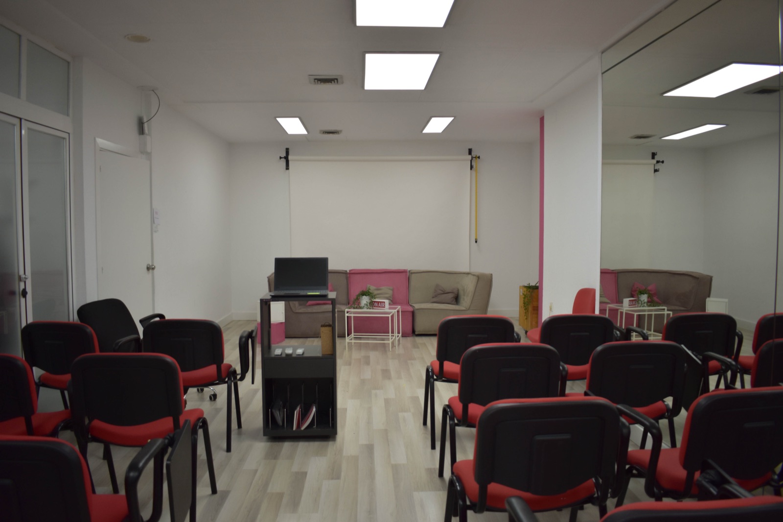 CC33 — La sala grande del HUB