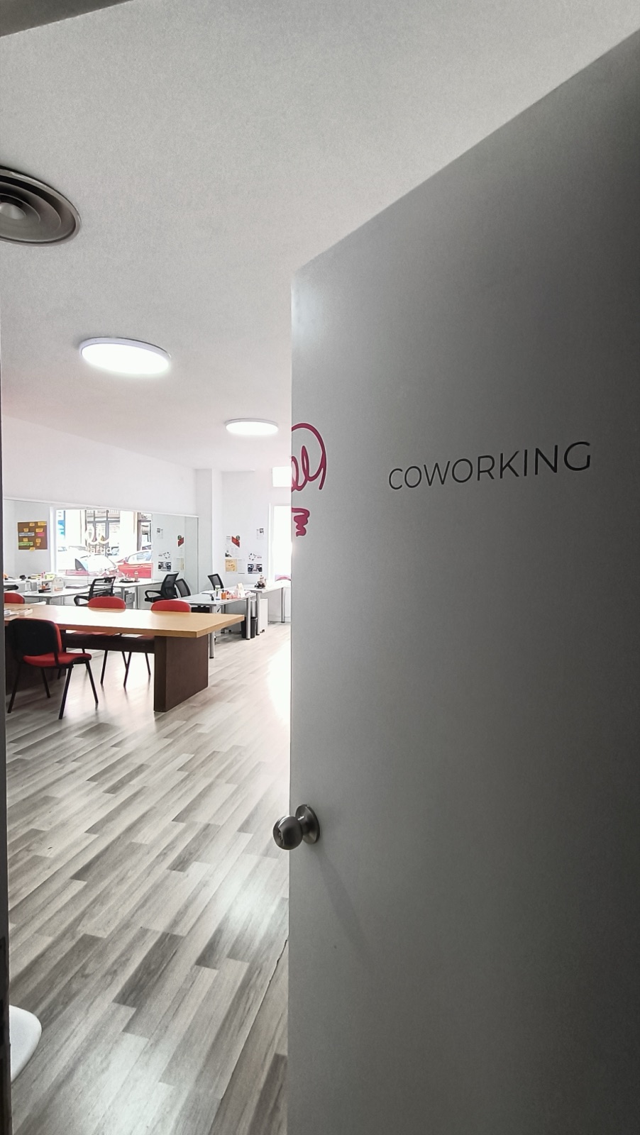 Coworking abierto — Puestos flexibles